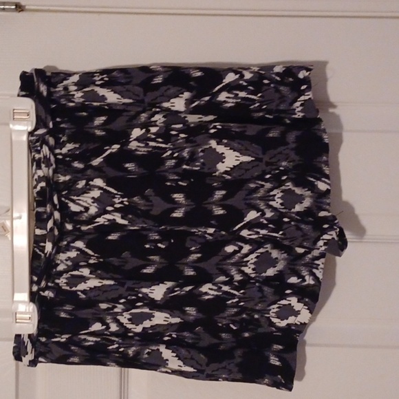 🏍Patterned Black and White Women's Shorts - Picture 3 of 7